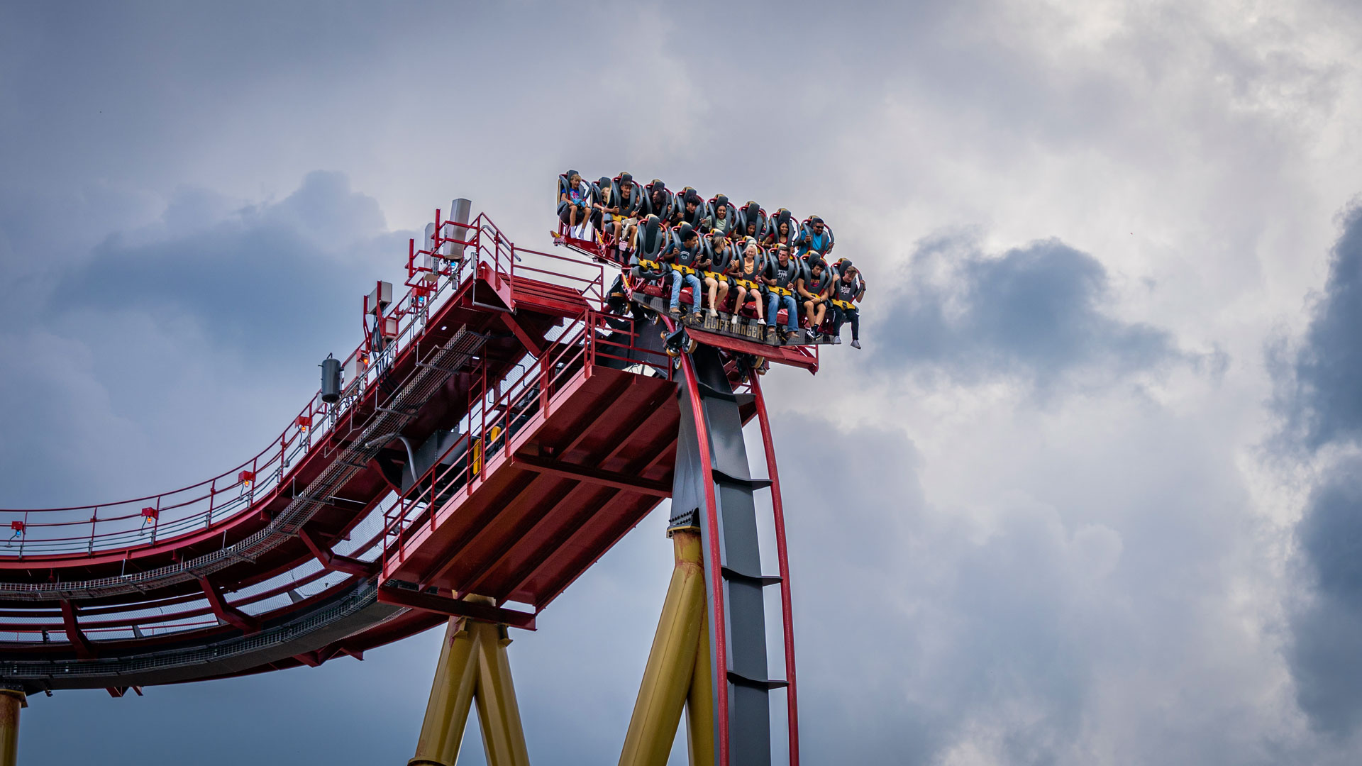 Dr. Diabolical's Cliffhanger drops at SFFT - COASTERFORCE